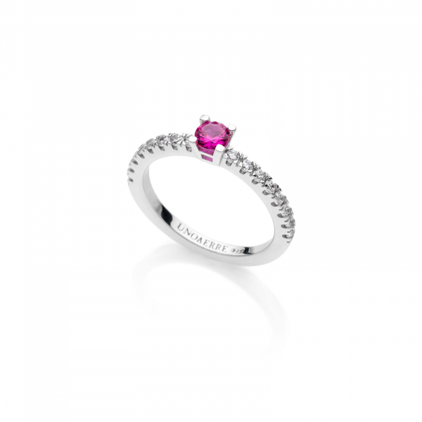 Anello solitario in argento con pietra rosa