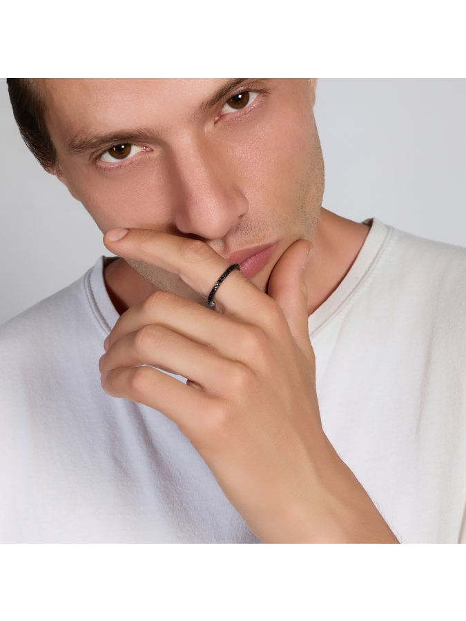 Anello in argento brunito con zirconi neri